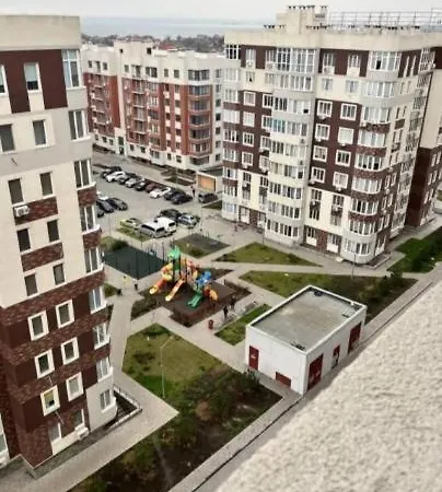 в жилом комплексе возле моря есть бомбоубежище *