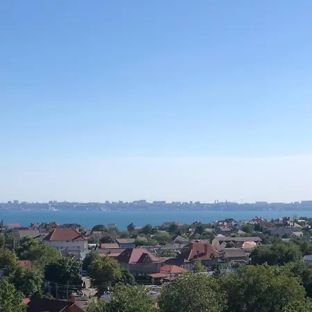 в жилом комплексе возле моря есть бомбоубежище