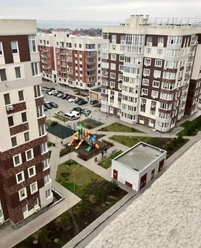 в жилом комплексе возле моря есть бомбоубежище *