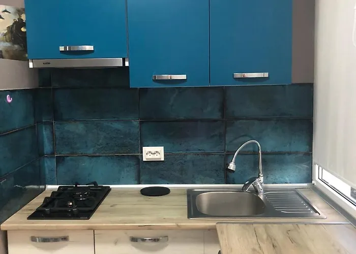 в жилом комплексе возле моря есть бомбоубежище *